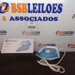 LOTE 005 - 01 FERRO A VAPOR DE PASSAR ROUPAS ELECTROLUX COR BRANCA C/ AZUL (NOVO). (NO ESTADO) ATENÇÃO! FAZER A VISITAÇÃO ANTES DE ARREMATAR, NÃO SABEMOS SE FUNCIONA. LEILÃO NÃO TEM GARANTIA E NEM DEVOLUÇÃO, SUJEITO A POSSÍVEIS AVARIAS VISÍVEIS/OCULTAS E/OU AUSÊNCIA DE COMPONENTES.
