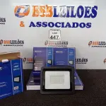 LOTE 447 - 05 REFLETORES DE LED AMBIENTE EXTERNO 100W CADA(NOVO). (NO ESTADO) ATENÇÃO! FAZER A VISITAÇÃO ANTES DE ARREMATAR, NÃO SABEMOS SE FUNCIONA. LEILÃO NÃO TEM GARANTIA E NEM DEVOLUÇÃO, SUJEITO A POSSÍVEIS AVARIAS VISÍVEIS/OCULTAS E/OU AUSÊNCIA DE COMPONENTES.