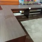 LOTE 010 - 01 MESA EM L DE CANTO EM MADEIRA. (NO ESTADO) ATENÇÃO! FAZER A VISITAÇÃO ANTES DE ARREMATAR, NÃO SABEMOS SE FUNCIONA. LEILÃO NÃO TEM GARANTIA E NEM DEVOLUÇÃO, SUJEITO A POSSÍVEIS AVARIAS VISÍVEIS/OCULTAS E/OU AUSÊNCIA DE COMPONENTES.
