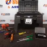 LOTE 442 - 01 CAIXA DE FERRAMENTAS COM 01 PARAFUSADEIRA MARCA BLACK DECKER E FERRAMENTAS DIVERSAS. (NO ESTADO) ATENÇÃO! FAZER A VISITAÇÃO ANTES DE ARREMATAR, NÃO SABEMOS SE FUNCIONA. LEILÃO NÃO TEM GARANTIA E NEM DEVOLUÇÃO, SUJEITO A POSSÍVEIS AVARIAS VISÍVEIS/OCULTAS E/OU AUSÊNCIA DE COMPONENTES.
