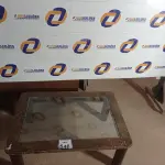 LOTE 546 - 01 MESA DE CENTRO BASE EM MADEIRA E TAMPO DE VIDRO. (NO ESTADO) ATENÇÃO! FAZER A VISITAÇÃO ANTES DE ARREMATAR, NÃO SABEMOS SE FUNCIONA. LEILÃO NÃO TEM GARANTIA E NEM DEVOLUÇÃO, SUJEITO A POSSÍVEIS AVARIAS VISÍVEIS/OCULTAS E/OU AUSÊNCIA DE COMPONENTES.