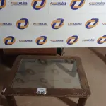 LOTE 546 - 01 MESA DE CENTRO BASE EM MADEIRA E TAMPO DE VIDRO. (NO ESTADO) ATENÇÃO! FAZER A VISITAÇÃO ANTES DE ARREMATAR, NÃO SABEMOS SE FUNCIONA. LEILÃO NÃO TEM GARANTIA E NEM DEVOLUÇÃO, SUJEITO A POSSÍVEIS AVARIAS VISÍVEIS/OCULTAS E/OU AUSÊNCIA DE COMPONENTES.