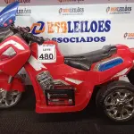 LOTE 480 - 01 TRICICLO INFANTIL ELÉTRICO. (NO ESTADO) ATENÇÃO! FAZER A VISITAÇÃO ANTES DE ARREMATAR, NÃO SABEMOS SE FUNCIONA. LEILÃO NÃO TEM GARANTIA E NEM DEVOLUÇÃO, SUJEITO A POSSÍVEIS AVARIAS VISÍVEIS/OCULTAS E/OU AUSÊNCIA DE COMPONENTES.