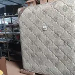 LOTE 483 - 01 COLCHÃO DE CASAL MARCA ORTOBOM. (NO ESTADO) ATENÇÃO! FAZER A VISITAÇÃO ANTES DE ARREMATAR, NÃO SABEMOS SE FUNCIONA. LEILÃO NÃO TEM GARANTIA E NEM DEVOLUÇÃO, SUJEITO A POSSÍVEIS AVARIAS VISÍVEIS/OCULTAS E/OU AUSÊNCIA DE COMPONENTES.