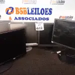 LOTE 449 - 05 MONITORES LCD MARCAS E MODELOS DIVERSOS. (NO ESTADO) ATENÇÃO! FAZER A VISITAÇÃO ANTES DE ARREMATAR, NÃO SABEMOS SE FUNCIONA. LEILÃO NÃO TEM GARANTIA E NEM DEVOLUÇÃO, SUJEITO A POSSÍVEIS AVARIAS VISÍVEIS/OCULTAS E/OU AUSÊNCIA DE COMPONENTES.