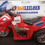 LOTE 480 - 01 TRICICLO INFANTIL ELÉTRICO. (NO ESTADO) ATENÇÃO! FAZER A VISITAÇÃO ANTES DE ARREMATAR, NÃO SABEMOS SE FUNCIONA. LEILÃO NÃO TEM GARANTIA E NEM DEVOLUÇÃO, SUJEITO A POSSÍVEIS AVARIAS VISÍVEIS/OCULTAS E/OU AUSÊNCIA DE COMPONENTES.