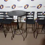 LOTE 471 - 01 MESA BISTRÔ C/04 BANQUETAS. (NO ESTADO) ATENÇÃO! FAZER A VISITAÇÃO ANTES DE ARREMATAR, NÃO SABEMOS SE FUNCIONA. LEILÃO NÃO TEM GARANTIA E NEM DEVOLUÇÃO, SUJEITO A POSSÍVEIS AVARIAS VISÍVEIS/OCULTAS E/OU AUSÊNCIA DE COMPONENTES.