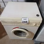 LOTE 248 - 01 MÁQUINA DE LAVAR ROUPAS EVOLUTION. (NO ESTADO) ATENÇÃO! FAZER A VISITAÇÃO ANTES DE ARREMATAR, NÃO SABEMOS SE FUNCIONA. LEILÃO NÃO TEM GARANTIA E NEM DEVOLUÇÃO, SUJEITO A POSSÍVEIS AVARIAS VISÍVEIS/OCULTAS E/OU AUSÊNCIA DE COMPONENTES.
