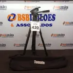 LOTE 439 - 01 TRIPÉ PARA CÂMERA MARCA TOMATE (NOVO). (NO ESTADO) ATENÇÃO! FAZER A VISITAÇÃO ANTES DE ARREMATAR, NÃO SABEMOS SE FUNCIONA. LEILÃO NÃO TEM GARANTIA E NEM DEVOLUÇÃO, SUJEITO A POSSÍVEIS AVARIAS VISÍVEIS/OCULTAS E/OU AUSÊNCIA DE COMPONENTES.