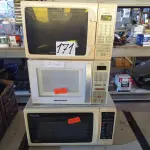 LOTE 171 - 03 MICRO-ONDAS DIVERSOS. (NO ESTADO) ATENÇÃO! FAZER A VISITAÇÃO ANTES DE ARREMATAR, NÃO SABEMOS SE FUNCIONA. LEILÃO NÃO TEM GARANTIA E NEM DEVOLUÇÃO, SUJEITO A POSSÍVEIS AVARIAS VISÍVEIS/OCULTAS E/OU AUSÊNCIA DE COMPONENTES.