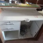LOTE 226 - 01 BALCÃO CAIXA EM MADEIRA. (NO ESTADO) ATENÇÃO! FAZER A VISITAÇÃO ANTES DE ARREMATAR, NÃO SABEMOS SE FUNCIONA. LEILÃO NÃO TEM GARANTIA E NEM DEVOLUÇÃO, SUJEITO A POSSÍVEIS AVARIAS VISÍVEIS/OCULTAS E/OU AUSÊNCIA DE COMPONENTES.