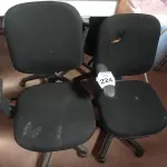 LOTE 224 - 02 CADEIRAS GIRATÓRIAS PARA ESCRITÓRIO. (NO ESTADO) ATENÇÃO! FAZER A VISITAÇÃO ANTES DE ARREMATAR, NÃO SABEMOS SE FUNCIONA. LEILÃO NÃO TEM GARANTIA E NEM DEVOLUÇÃO, SUJEITO A POSSÍVEIS AVARIAS VISÍVEIS/OCULTAS E/OU AUSÊNCIA DE COMPONENTES.