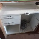 LOTE 226 - 01 BALCÃO CAIXA EM MADEIRA. (NO ESTADO) ATENÇÃO! FAZER A VISITAÇÃO ANTES DE ARREMATAR, NÃO SABEMOS SE FUNCIONA. LEILÃO NÃO TEM GARANTIA E NEM DEVOLUÇÃO, SUJEITO A POSSÍVEIS AVARIAS VISÍVEIS/OCULTAS E/OU AUSÊNCIA DE COMPONENTES.