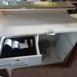LOTE 226 - 01 BALCÃO CAIXA EM MADEIRA. (NO ESTADO) ATENÇÃO! FAZER A VISITAÇÃO ANTES DE ARREMATAR, NÃO SABEMOS SE FUNCIONA. LEILÃO NÃO TEM GARANTIA E NEM DEVOLUÇÃO, SUJEITO A POSSÍVEIS AVARIAS VISÍVEIS/OCULTAS E/OU AUSÊNCIA DE COMPONENTES.