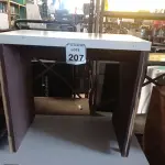 LOTE 207 - 01 MESA PEQUENA. (NO ESTADO) ATENÇÃO! FAZER A VISITAÇÃO ANTES DE ARREMATAR, NÃO SABEMOS SE FUNCIONA. LEILÃO NÃO TEM GARANTIA E NEM DEVOLUÇÃO, SUJEITO A POSSÍVEIS AVARIAS VISÍVEIS/OCULTAS E/OU AUSÊNCIA DE COMPONENTES.