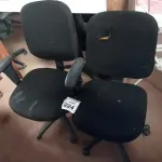 LOTE 224 - 02 CADEIRAS GIRATÓRIAS PARA ESCRITÓRIO. (NO ESTADO) ATENÇÃO! FAZER A VISITAÇÃO ANTES DE ARREMATAR, NÃO SABEMOS SE FUNCIONA. LEILÃO NÃO TEM GARANTIA E NEM DEVOLUÇÃO, SUJEITO A POSSÍVEIS AVARIAS VISÍVEIS/OCULTAS E/OU AUSÊNCIA DE COMPONENTES.