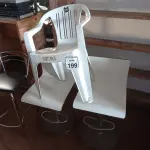 LOTE 199 - 03 BANQUETAS E 01 CADEIRA DE PLÁSTICO. (NO ESTADO) ATENÇÃO! FAZER A VISITAÇÃO ANTES DE ARREMATAR, NÃO SABEMOS SE FUNCIONA. LEILÃO NÃO TEM GARANTIA E NEM DEVOLUÇÃO, SUJEITO A POSSÍVEIS AVARIAS VISÍVEIS/OCULTAS E/OU AUSÊNCIA DE COMPONENTES.