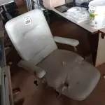 LOTE 269 - 01 POLTRONA. (NO ESTADO) ATENÇÃO! FAZER A VISITAÇÃO ANTES DE ARREMATAR, NÃO SABEMOS SE FUNCIONA. LEILÃO NÃO TEM GARANTIA E NEM DEVOLUÇÃO, SUJEITO A POSSÍVEIS AVARIAS VISÍVEIS/OCULTAS E/OU AUSÊNCIA DE COMPONENTES.