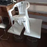 LOTE 199 - 03 BANQUETAS E 01 CADEIRA DE PLÁSTICO. (NO ESTADO) ATENÇÃO! FAZER A VISITAÇÃO ANTES DE ARREMATAR, NÃO SABEMOS SE FUNCIONA. LEILÃO NÃO TEM GARANTIA E NEM DEVOLUÇÃO, SUJEITO A POSSÍVEIS AVARIAS VISÍVEIS/OCULTAS E/OU AUSÊNCIA DE COMPONENTES.