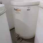 LOTE 025 - 01 FERMENTADORA DE 1MIL LITROS PP PLASUL COM TORNEIRA DE INOX. (NO ESTADO) ATENÇÃO! FAZER A VISITAÇÃO ANTES DE ARREMATAR, NÃO SABEMOS SE FUNCIONA. LEILÃO NÃO TEM GARANTIA E NEM DEVOLUÇÃO, SUJEITO A POSSÍVEIS AVARIAS VISÍVEIS/OCULTAS E/OU AUSÊNCIA DE COMPONENTES.
