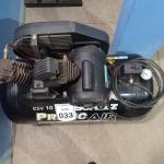 LOTE 033 - 01 COMPRESSOR DE AR PRATICA IR 10/100LITROS SCHULZ. (NO ESTADO) ATENÇÃO! FAZER A VISITAÇÃO ANTES DE ARREMATAR, NÃO SABEMOS SE FUNCIONA. LEILÃO NÃO TEM GARANTIA E NEM DEVOLUÇÃO, SUJEITO A POSSÍVEIS AVARIAS VISÍVEIS/OCULTAS E/OU AUSÊNCIA DE COMPONENTES.