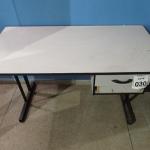 LOTE 030 - 01 MESA PARA ESCRITÓRIO COM 02 GAVETAS. (NO ESTADO) ATENÇÃO! FAZER A VISITAÇÃO ANTES DE ARREMATAR, NÃO SABEMOS SE FUNCIONA. LEILÃO NÃO TEM GARANTIA E NEM DEVOLUÇÃO, SUJEITO A POSSÍVEIS AVARIAS VISÍVEIS/OCULTAS E/OU AUSÊNCIA DE COMPONENTES.