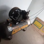 LOTE 044 - 01 COMPRESSOR DE AR CHIA PERINI 250 LITROS, 5HP TRIFÁSICO. (NO ESTADO) ATENÇÃO! FAZER A VISITAÇÃO ANTES DE ARREMATAR, NÃO SABEMOS SE FUNCIONA. LEILÃO NÃO TEM GARANTIA E NEM DEVOLUÇÃO, SUJEITO A POSSÍVEIS AVARIAS VISÍVEIS/OCULTAS E/OU AUSÊNCIA DE COMPONENTES.