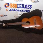 LOTE 091 - 01 VIOLÃO SEM CORDAS COM CAPA MARCA GIANNINE. (NO ESTADO) ATENÇÃO! FAZER A VISITAÇÃO ANTES DE ARREMATAR, NÃO SABEMOS SE FUNCIONA. LEILÃO NÃO TEM GARANTIA E NEM DEVOLUÇÃO, SUJEITO A POSSÍVEIS AVARIAS VISÍVEIS/OCULTAS E/OU AUSÊNCIA DE COMPONENTES.