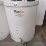 LOTE 006 - 01 FERMENTADORA DE 1MIL LITROS PP PLASUL COM TORNEIRA DE INOX. (NO ESTADO) ATENÇÃO! FAZER A VISITAÇÃO ANTES DE ARREMATAR, NÃO SABEMOS SE FUNCIONA. LEILÃO NÃO TEM GARANTIA E NEM DEVOLUÇÃO, SUJEITO A POSSÍVEIS AVARIAS VISÍVEIS/OCULTAS E/OU AUSÊNCIA DE COMPONENTES.