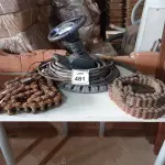 LOTE 481 - 02 CORRENTES PARA EMPILHADEIRA, MANGUEIRAS DE PRESSÃO E 01 JOYSTICK. (NO ESTADO) ATENÇÃO! FAZER A VISITAÇÃO ANTES DE ARREMATAR, NÃO SABEMOS SE FUNCIONA. LEILÃO NÃO TEM GARANTIA E NEM DEVOLUÇÃO, SUJEITO A POSSÍVEIS AVARIAS VISÍVEIS/OCULTAS E/OU AUSÊNCIA DE COMPONENTES.