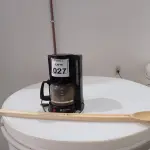 LOTE 027 - 01 CAFETEIRA ELÉTRICA E 01 COLHER EM PVC. (NO ESTADO) ATENÇÃO! FAZER A VISITAÇÃO ANTES DE ARREMATAR, NÃO SABEMOS SE FUNCIONA. LEILÃO NÃO TEM GARANTIA E NEM DEVOLUÇÃO, SUJEITO A POSSÍVEIS AVARIAS VISÍVEIS/OCULTAS E/OU AUSÊNCIA DE COMPONENTES.