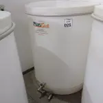 LOTE 025 - 01 FERMENTADORA DE 1MIL LITROS PP PLASUL COM TORNEIRA DE INOX. (NO ESTADO) ATENÇÃO! FAZER A VISITAÇÃO ANTES DE ARREMATAR, NÃO SABEMOS SE FUNCIONA. LEILÃO NÃO TEM GARANTIA E NEM DEVOLUÇÃO, SUJEITO A POSSÍVEIS AVARIAS VISÍVEIS/OCULTAS E/OU AUSÊNCIA DE COMPONENTES.