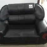 LOTE 028 - 01 SOFÁ EM COURO PRETO. (NO ESTADO) ATENÇÃO! FAZER A VISITAÇÃO ANTES DE ARREMATAR, NÃO SABEMOS SE FUNCIONA. LEILÃO NÃO TEM GARANTIA E NEM DEVOLUÇÃO, SUJEITO A POSSÍVEIS AVARIAS VISÍVEIS/OCULTAS E/OU AUSÊNCIA DE COMPONENTES.