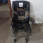 LOTE 018 - 01 CADEIRA GIRATÓRIA PARA ESCRITÓRIO. (NO ESTADO) ATENÇÃO! FAZER A VISITAÇÃO ANTES DE ARREMATAR, NÃO SABEMOS SE FUNCIONA. LEILÃO NÃO TEM GARANTIA E NEM DEVOLUÇÃO, SUJEITO A POSSÍVEIS AVARIAS VISÍVEIS/OCULTAS E/OU AUSÊNCIA DE COMPONENTES.