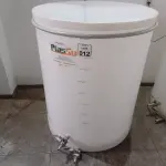 LOTE 012 - 01 FERMENTADORA DE 1MIL LITROS PP PLASUL COM TORNEIRA DE INOX. (NO ESTADO) ATENÇÃO! FAZER A VISITAÇÃO ANTES DE ARREMATAR, NÃO SABEMOS SE FUNCIONA. LEILÃO NÃO TEM GARANTIA E NEM DEVOLUÇÃO, SUJEITO A POSSÍVEIS AVARIAS VISÍVEIS/OCULTAS E/OU AUSÊNCIA DE COMPONENTES.
