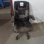LOTE 018 - 01 CADEIRA GIRATÓRIA PARA ESCRITÓRIO. (NO ESTADO) ATENÇÃO! FAZER A VISITAÇÃO ANTES DE ARREMATAR, NÃO SABEMOS SE FUNCIONA. LEILÃO NÃO TEM GARANTIA E NEM DEVOLUÇÃO, SUJEITO A POSSÍVEIS AVARIAS VISÍVEIS/OCULTAS E/OU AUSÊNCIA DE COMPONENTES.