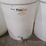 LOTE 014 - 01 FERMENTADORA DE 1MIL LITROS PP PLASUL COM TORNEIRA DE INOX. (NO ESTADO) ATENÇÃO! FAZER A VISITAÇÃO ANTES DE ARREMATAR, NÃO SABEMOS SE FUNCIONA. LEILÃO NÃO TEM GARANTIA E NEM DEVOLUÇÃO, SUJEITO A POSSÍVEIS AVARIAS VISÍVEIS/OCULTAS E/OU AUSÊNCIA DE COMPONENTES.