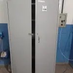 LOTE 039 - 01 ARMÁRIO DE AÇO 2 PORTAS. (NO ESTADO) ATENÇÃO! FAZER A VISITAÇÃO ANTES DE ARREMATAR, NÃO SABEMOS SE FUNCIONA. LEILÃO NÃO TEM GARANTIA E NEM DEVOLUÇÃO, SUJEITO A POSSÍVEIS AVARIAS VISÍVEIS/OCULTAS E/OU AUSÊNCIA DE COMPONENTES.