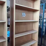 LOTE 440 - 01 PRATELEIRA EM MADEIRA PARA LIVROS. (NO ESTADO) ATENÇÃO! FAZER A VISITAÇÃO ANTES DE ARREMATAR, NÃO SABEMOS SE FUNCIONA. LEILÃO NÃO TEM GARANTIA E NEM DEVOLUÇÃO, SUJEITO A POSSÍVEIS AVARIAS VISÍVEIS/OCULTAS E/OU AUSÊNCIA DE COMPONENTES.