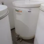 LOTE 025 - 01 FERMENTADORA DE 1MIL LITROS PP PLASUL COM TORNEIRA DE INOX. (NO ESTADO) ATENÇÃO! FAZER A VISITAÇÃO ANTES DE ARREMATAR, NÃO SABEMOS SE FUNCIONA. LEILÃO NÃO TEM GARANTIA E NEM DEVOLUÇÃO, SUJEITO A POSSÍVEIS AVARIAS VISÍVEIS/OCULTAS E/OU AUSÊNCIA DE COMPONENTES.
