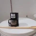 LOTE 027 - 01 CAFETEIRA ELÉTRICA E 01 COLHER EM PVC. (NO ESTADO) ATENÇÃO! FAZER A VISITAÇÃO ANTES DE ARREMATAR, NÃO SABEMOS SE FUNCIONA. LEILÃO NÃO TEM GARANTIA E NEM DEVOLUÇÃO, SUJEITO A POSSÍVEIS AVARIAS VISÍVEIS/OCULTAS E/OU AUSÊNCIA DE COMPONENTES.