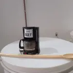 LOTE 027 - 01 CAFETEIRA ELÉTRICA E 01 COLHER EM PVC. (NO ESTADO) ATENÇÃO! FAZER A VISITAÇÃO ANTES DE ARREMATAR, NÃO SABEMOS SE FUNCIONA. LEILÃO NÃO TEM GARANTIA E NEM DEVOLUÇÃO, SUJEITO A POSSÍVEIS AVARIAS VISÍVEIS/OCULTAS E/OU AUSÊNCIA DE COMPONENTES.