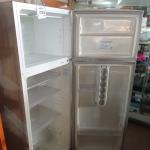 LOTE 090 - 01 GELADEIRA MARCA ELECTROLUX. (NO ESTADO) ATENÇÃO! FAZER A VISITAÇÃO ANTES DE ARREMATAR, NÃO SABEMOS SE FUNCIONA. LEILÃO NÃO TEM GARANTIA E NEM DEVOLUÇÃO, SUJEITO A POSSÍVEIS AVARIAS VISÍVEIS/OCULTAS E/OU AUSÊNCIA DE COMPONENTES.