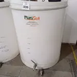 LOTE 006 - 01 FERMENTADORA DE 1MIL LITROS PP PLASUL COM TORNEIRA DE INOX. (NO ESTADO) ATENÇÃO! FAZER A VISITAÇÃO ANTES DE ARREMATAR, NÃO SABEMOS SE FUNCIONA. LEILÃO NÃO TEM GARANTIA E NEM DEVOLUÇÃO, SUJEITO A POSSÍVEIS AVARIAS VISÍVEIS/OCULTAS E/OU AUSÊNCIA DE COMPONENTES.