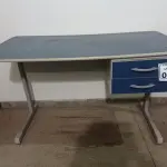 LOTE 035 - 01 MESA PARA ESCRITÓRIO. (NO ESTADO) ATENÇÃO! FAZER A VISITAÇÃO ANTES DE ARREMATAR, NÃO SABEMOS SE FUNCIONA. LEILÃO NÃO TEM GARANTIA E NEM DEVOLUÇÃO, SUJEITO A POSSÍVEIS AVARIAS VISÍVEIS/OCULTAS E/OU AUSÊNCIA DE COMPONENTES.