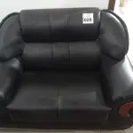 LOTE 028 - 01 SOFÁ EM COURO PRETO. (NO ESTADO) ATENÇÃO! FAZER A VISITAÇÃO ANTES DE ARREMATAR, NÃO SABEMOS SE FUNCIONA. LEILÃO NÃO TEM GARANTIA E NEM DEVOLUÇÃO, SUJEITO A POSSÍVEIS AVARIAS VISÍVEIS/OCULTAS E/OU AUSÊNCIA DE COMPONENTES.