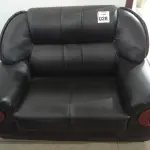 LOTE 028 - 01 SOFÁ EM COURO PRETO. (NO ESTADO) ATENÇÃO! FAZER A VISITAÇÃO ANTES DE ARREMATAR, NÃO SABEMOS SE FUNCIONA. LEILÃO NÃO TEM GARANTIA E NEM DEVOLUÇÃO, SUJEITO A POSSÍVEIS AVARIAS VISÍVEIS/OCULTAS E/OU AUSÊNCIA DE COMPONENTES.