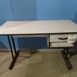 LOTE 030 - 01 MESA PARA ESCRITÓRIO COM 02 GAVETAS. (NO ESTADO) ATENÇÃO! FAZER A VISITAÇÃO ANTES DE ARREMATAR, NÃO SABEMOS SE FUNCIONA. LEILÃO NÃO TEM GARANTIA E NEM DEVOLUÇÃO, SUJEITO A POSSÍVEIS AVARIAS VISÍVEIS/OCULTAS E/OU AUSÊNCIA DE COMPONENTES.