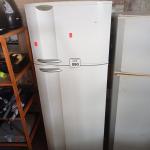 LOTE 090 - 01 GELADEIRA MARCA ELECTROLUX. (NO ESTADO) ATENÇÃO! FAZER A VISITAÇÃO ANTES DE ARREMATAR, NÃO SABEMOS SE FUNCIONA. LEILÃO NÃO TEM GARANTIA E NEM DEVOLUÇÃO, SUJEITO A POSSÍVEIS AVARIAS VISÍVEIS/OCULTAS E/OU AUSÊNCIA DE COMPONENTES.