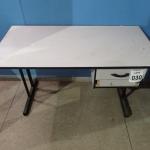 LOTE 030 - 01 MESA PARA ESCRITÓRIO COM 02 GAVETAS. (NO ESTADO) ATENÇÃO! FAZER A VISITAÇÃO ANTES DE ARREMATAR, NÃO SABEMOS SE FUNCIONA. LEILÃO NÃO TEM GARANTIA E NEM DEVOLUÇÃO, SUJEITO A POSSÍVEIS AVARIAS VISÍVEIS/OCULTAS E/OU AUSÊNCIA DE COMPONENTES.